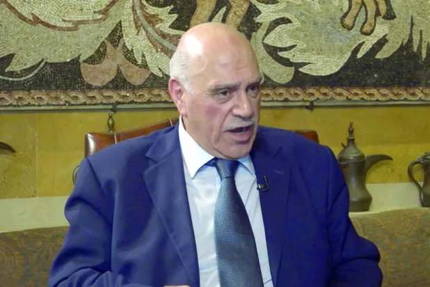 فارس بویز "الشرق الاوسط" سے بات کرتے ہوئے (الشرق الأوسط)