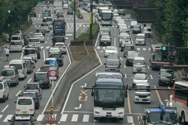 شارع مزدحم وسط العاصمة اليابانية طوكيو فيما يترقب الجميع اجتماع البنك المركزي يوم الجمعة المقبل (إ.ب.أ)