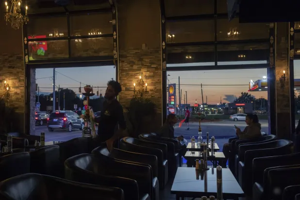 مقاهي الأرجيلة في مدينة ديربون الأميركية تحمل أهمية خاصة بالنسبة إلى المهاجرين واللاجئين البعيدين عن أوطانهم (نيويورك تايمز)