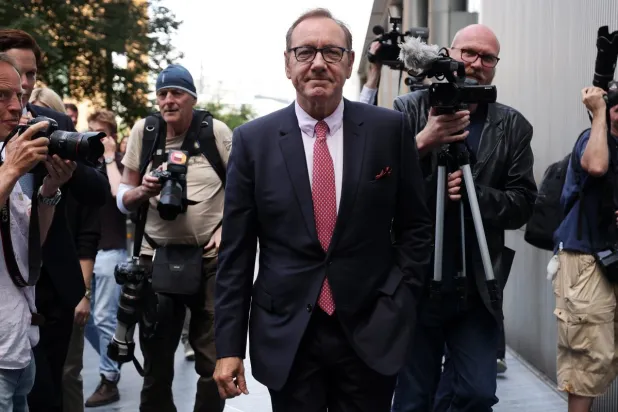 سبايسي بعد خروجه من قاعة المحكمة في لندن اليوم (إ.ب.أ)