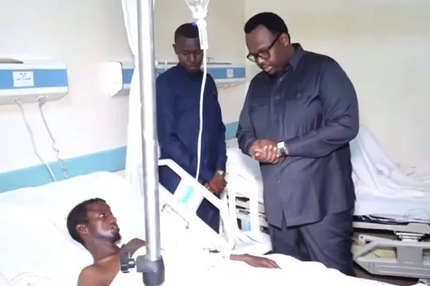 القائم بأعمال رئيس الحكومة الصومالية يتفقد جرحى تفجير مقديشو (وكالة الأنباء الصومالية)