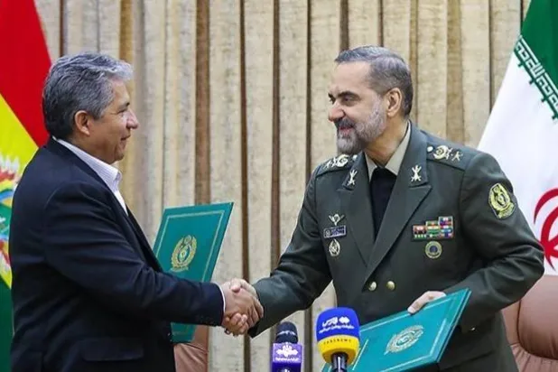 وزير الدفاع البوليفي إدموندو نوفيلو ونظيره الإيراني محمد رضا آشتياني يوقّعان اتفاقاً في طهران الأسبوع الماضي (تسنيم)
