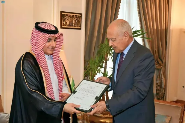 أحمد أبو الغيط أمين عام جامعة الدول العربية يتسلم أوراق اعتماد مندوب السعودية السفير عبد العزيز المطر (واس)
