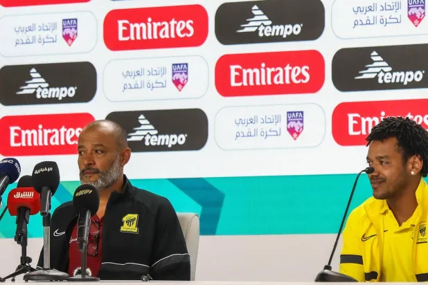 سانتو ورومارينهو ينصتان لأسئلة الإعلاميين خلال المؤتمر الصحافي (نادي الاتحاد)