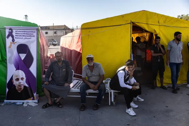 Suriyelileri zorla sınır dışı etmeye karşı olan Türkiye, kanser hastalarını yeniden ülkeye getiriyor
