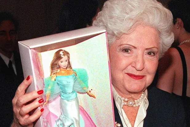 روث هاندلر تستعرض واحدة من الدمى في مؤتمر صحافي بمناسبة مرور 40 عاماً على إطلاق «باربي» (غيتي)