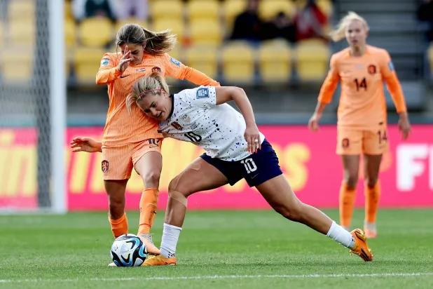 صراع كبير شهدته المباراة التي انتهت بالتعادل (إ.ب.أ)