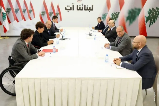 Lebanese Forces (LF) Leader Samir Geagea, French presidential envoy Jean-Yves Le Drian, and their delegations during the talks (LF website)