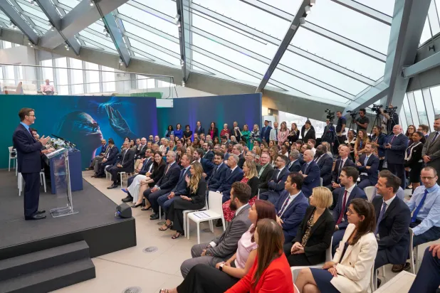 لورد كارتر لدى افتتاحه حفل التوقيع في لندن  (تحالف)