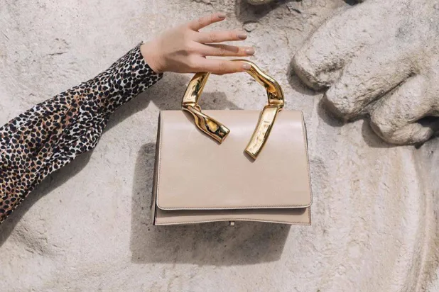 النسخة الجديدة من حقيبة «أومبرانت» كانت بمثابة كابوس للحرفيين نظراً لتعقيداتها (ليترونج)