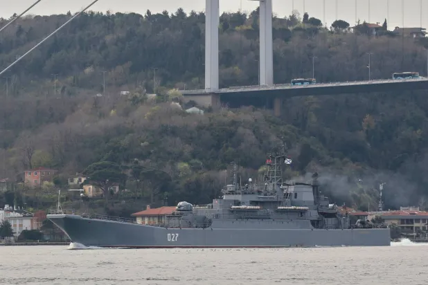 سفينة تابعة لـ«البحرية» الروسية تمر عبر مضيق البوسفور في طريقها إلى البحر الأسود في إسطنبول بتركيا في 17 أبريل 2021 (رويترز)