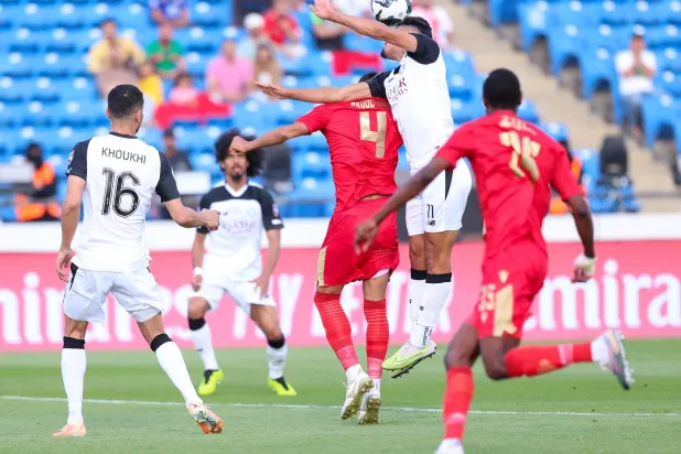 صراع على الكرة بين فريقي السد القطري والوداد المغربي (الاتحاد العربي)