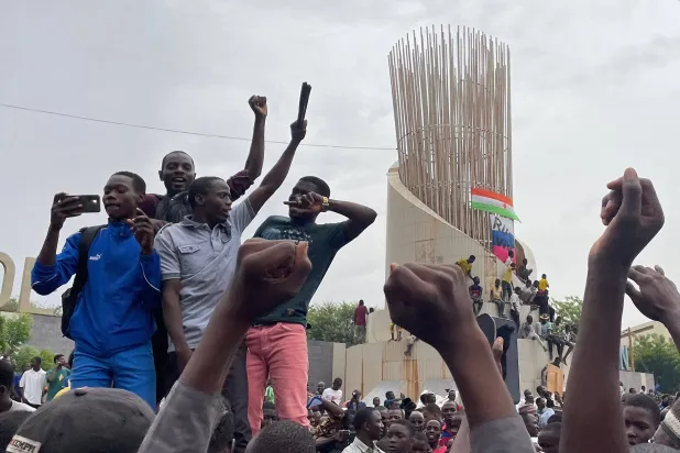 مؤيدون للعسكر في نيامي (أ.ف.ب)