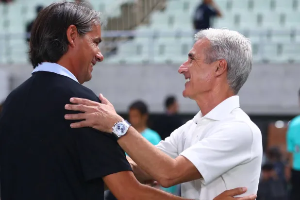 كاسترو مع إنزاغي مدرب «إنتر ميلان» قبل انطلاق المواجهة الودية (نادي النصر)