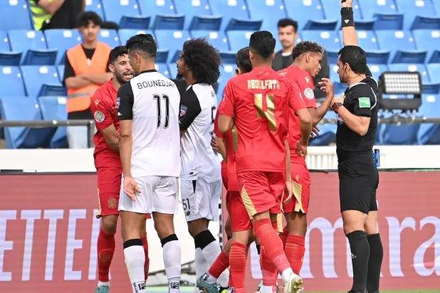 حكم المباراة لحظة إشهاره البطاقة الحمراء في وجه لاعب الوداد (تصوير: علي خمج)