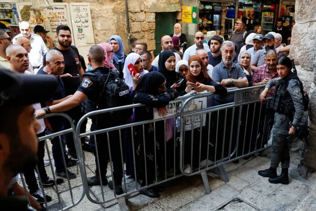 أغلقت الشرطة الإسرائيلية مدخل الأقصى بعد زيارة وزير الأمن المتشدد إيتمار بن غفير في البلدة القديمة بالقدس الخميس (رويترز)