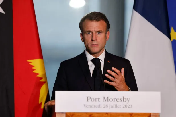 الرئيس الفرنسي إيمانويل ماكرون يتحدث في بور موريسبي عاصمة بابوا غينيا الجديدة الجمعة (أ.ف.ب)