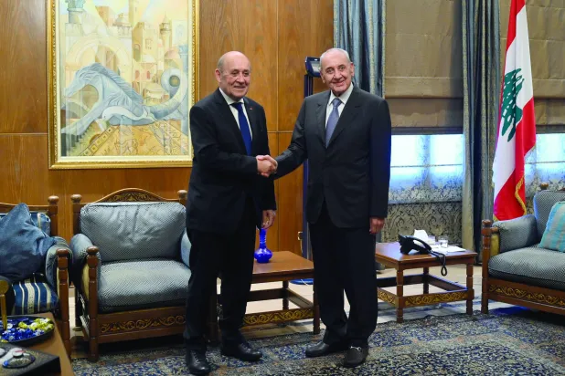 

نبیه بری رئیس پارلمان از لودریان فرستاده فرانسه استقبال کرد (EPA)