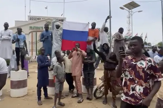 Afrika’daki darbelerde Rus bayrağının açılmasının nedenleri