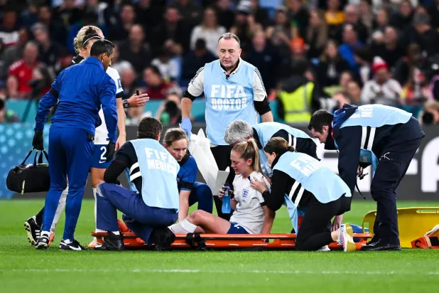 والش عانت من إصابة في الركبة خلال المباراة (إ.ب.أ)