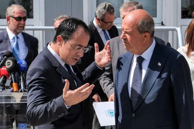 (من اليسار) الرئيس القبرصي اليوناني نيكوس خريستودوليدس ونظيره القبرصي التركي إرسين تتار (أ.ف.ب.)