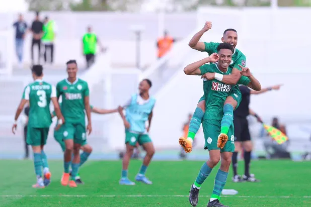 فرحة لاعبي الرجاء بالفوز الصعب على بلوزداد (الاتحاد العربي)