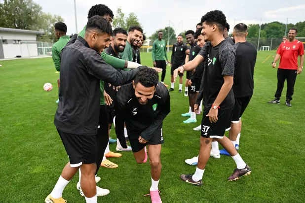 لاعبو الأهلي خلال استقبالهم زميلهم الجديد رياض محرز (النادي الأهلي)