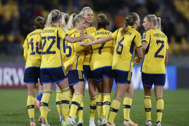 سعادة السويديات بالفوز الساحق على إيطاليا (رويترز)