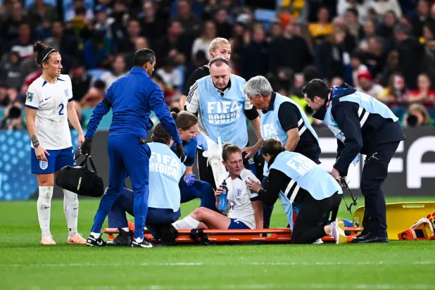 والش لاعبة إنجلترا حملت بعربة بعد الإصابة (إ.ب.أ)