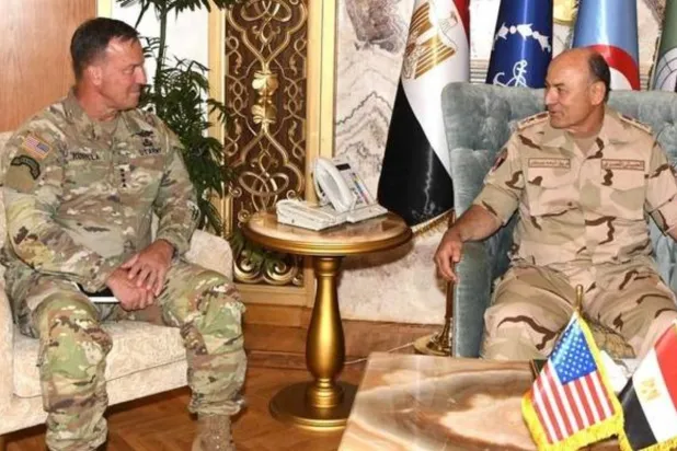 Mısır Genelkurmay Başkanı Usame Asker, ABD Merkez Kuvvetler Komutanlığı (CENTCOM) Genel Komutanı General Michael Korella ile bir araya geldi (Mısır Askeri Sözcüsü)