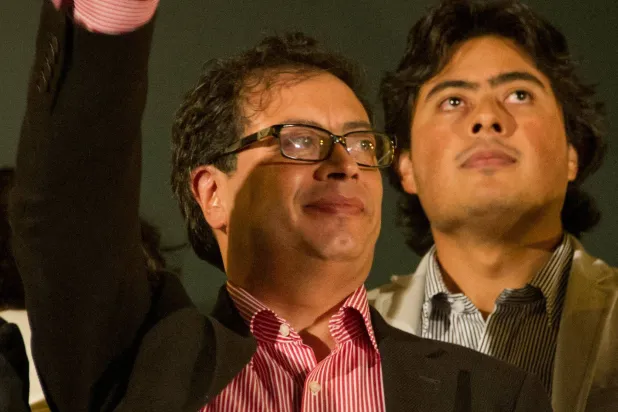 غوستافو بيترو ونجله نيكولاس يلوحان للأنصار عام 2014 (أرشيفية - أ.ف.ب)