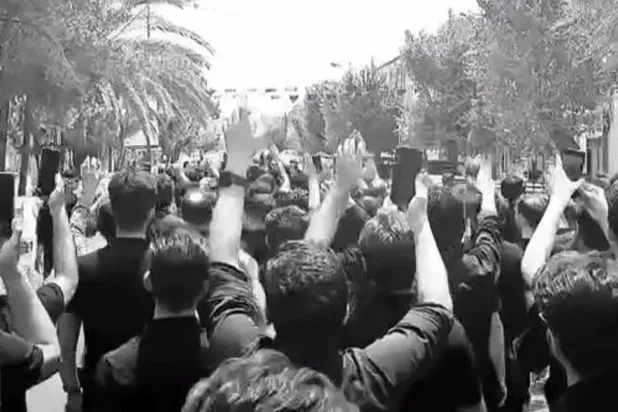 Ülkenin merkezindeki Yezd şehrinde protestocuları öven sloganların atıldığı Aşura yürüyüşünden bir kare