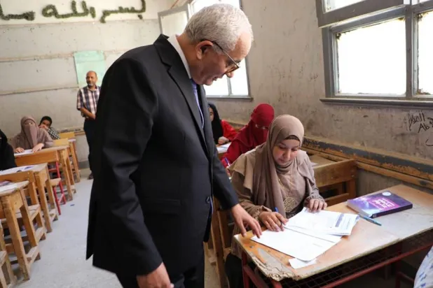 وزير التربية والتعليم المصري خلال تفقد إحدى لجان امتحان الثانوية هذا العام (التربية والتعليم)