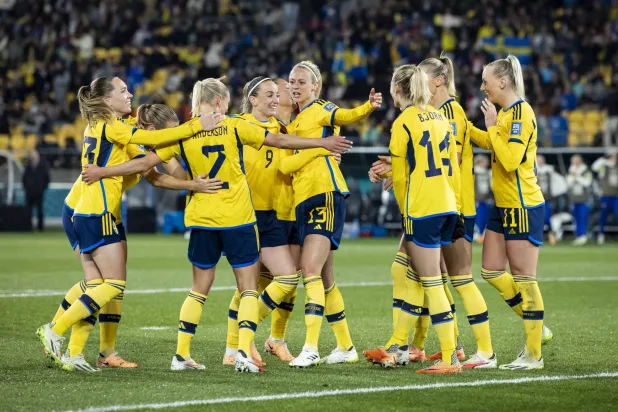 سيدات السويد وفرحة التأهل إلى دور الـ16 (د.ب.أ)