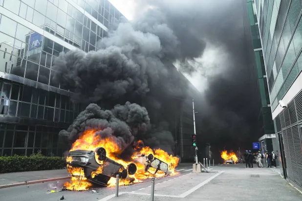 
حرق سيارات في أحد شوارع باريس يونيو الماضي (أ.ب)