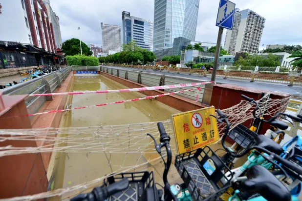 نفق مشاة غمرته المياه بعد أن وصل إعصار دوكسوري إلى اليابسة وتسبب في هطول أمطار غزيرة في فوتشو بمقاطعة فوجيان (رويترز)