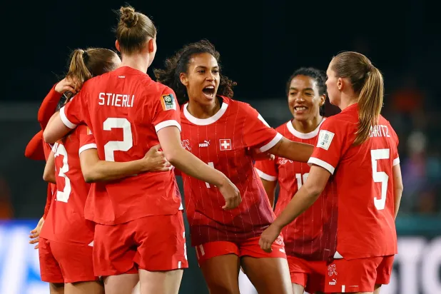 فرحة لاعبات سويسرا بضمان التأهل للدور التالي (رويترز)