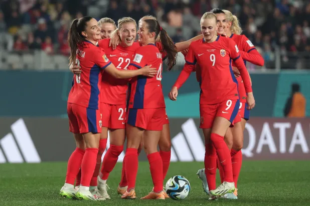 السداسية في شباك الفلبين أسعدت لاعبات النرويج (إ.ب.أ)