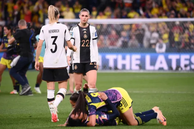 وسط سعادة الكولومبيات كانت الصدمة حاضرة في «المنتخب الألماني» (أ.ف.ب)
