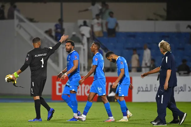 لاعبو الهلال ومشهد يعبر عن الحال عقب الخسارة الثلاثية أمام السد (تصوير: علي خمج)