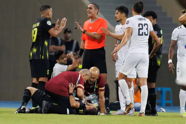 الأطباء خلال إسعافهم لطارق حامد (تصوير: عبد الله الفالح)