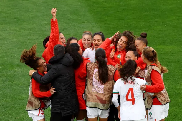 لاعبات المغرب يحتفلن بالفوز التاريخي على كوريا الجنوبية (رويترز)