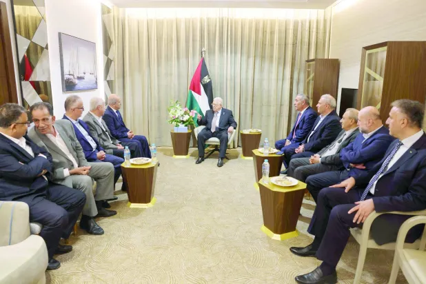 
الرئيس الفلسطيني خلال استقباله وفد «الجبهة الشعبية» قبل اجتماع الأمناء العامين في العَلَمين المصرية (أ.ف.ب)