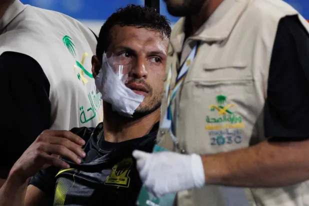 طارق حامد لحظة خروجه بسيارة الإسعاف من الملعب (عبد الله الفالح)