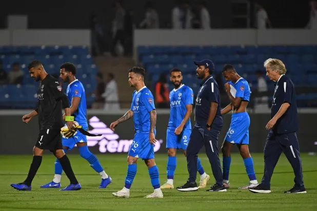 خيسوس لا يزال يرى أفضلية المعيوف والعويس في حراسة المرمى (علي خمج)