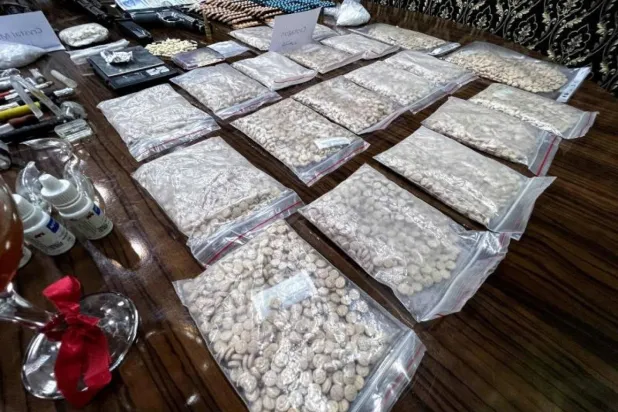 شحنة من حبوب «الكبتاغون» بعد ضبطها في حلب العام الماضي (أ.ف.ب)