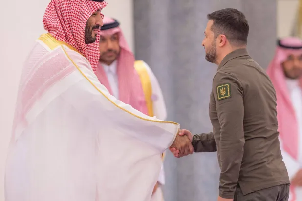 سعودی ولی عہد شہزادہ محمد بن سلمان گزشتہ مئی میں جدہ میں یوکرین کے صدر ولادیمیر زیلنسکی سے ملاقات کا خیر مقدم کرتے ہوئے (SPA)