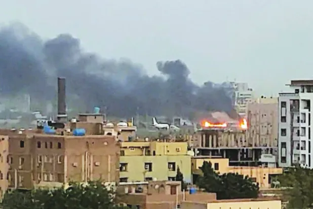 خرطوم کے آسمان پر 3 ماہ سے زیادہ عرصے سے دھوئیں کے بادل اٹھ رہے ہیں (رائٹرز)