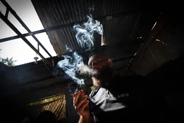 عامل يدخن في ورشة بقطاع غزة (أ.ف.ب)