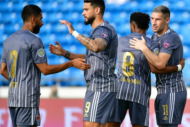 لاعبو الوحدة يحتفلون بهدفهم الثاني في شباب بلوزداد (تصوير: علي خمج)